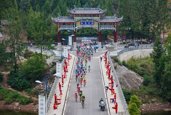 张毅宗《山乡迎来国际赛》2016年9月13日拍于平昌县佛头山风景区18398992888.jpg