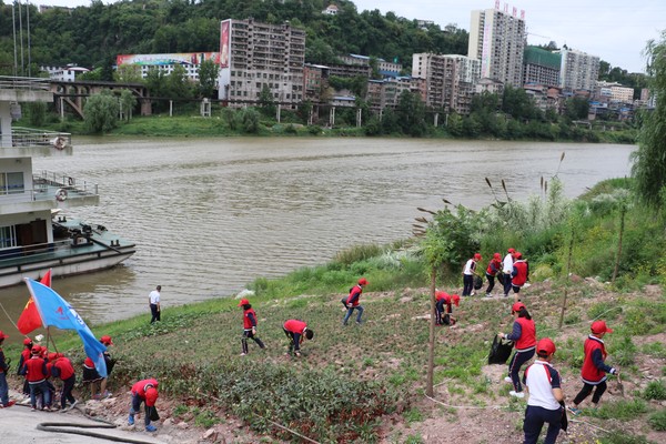 大手牵小手  保护母亲河图片1.JPG